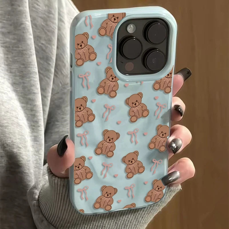 A Cute And Sweet Heart-Shaped Folds Texture Phone Case For iPhone 17 Pro Max 16 Plus 15 14 13 12 11 16E With Bow Tie Bear Design