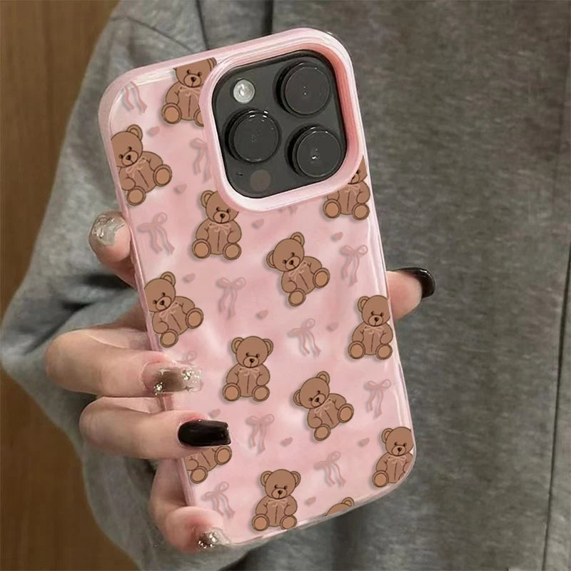 A Cute And Sweet Heart-Shaped Folds Texture Phone Case For iPhone 17 Pro Max 16 Plus 15 14 13 12 11 16E With Bow Tie Bear Design