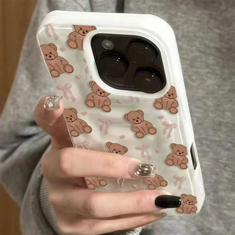 A Cute And Sweet Heart-Shaped Folds Texture Phone Case For iPhone 17 Pro Max 16 Plus 15 14 13 12 11 16E With Bow Tie Bear Design
