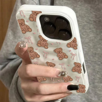 A Cute And Sweet Heart-Shaped Folds Texture Phone Case For iPhone 17 Pro Max 16 Plus 15 14 13 12 11 16E With Bow Tie Bear Design