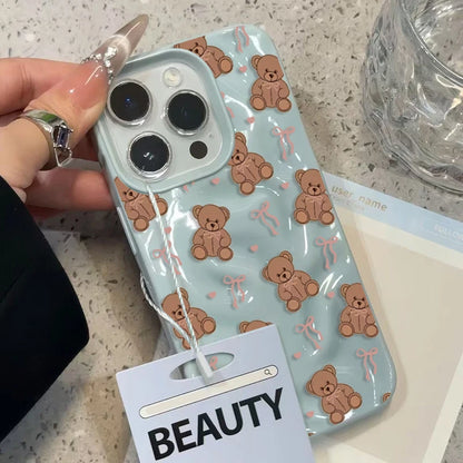 A Cute And Sweet Heart-Shaped Folds Texture Phone Case For iPhone 17 Pro Max 16 Plus 15 14 13 12 11 16E With Bow Tie Bear Design